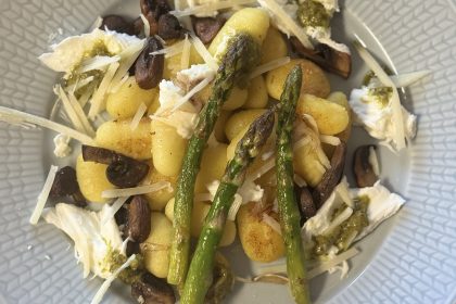 Krispig gnocchi med sparris, champinjoner, mozzarella och pesto på toppen