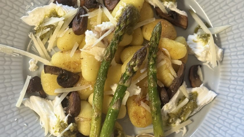 Krispig gnocchi med sparris, champinjoner, mozzarella och pesto på toppen