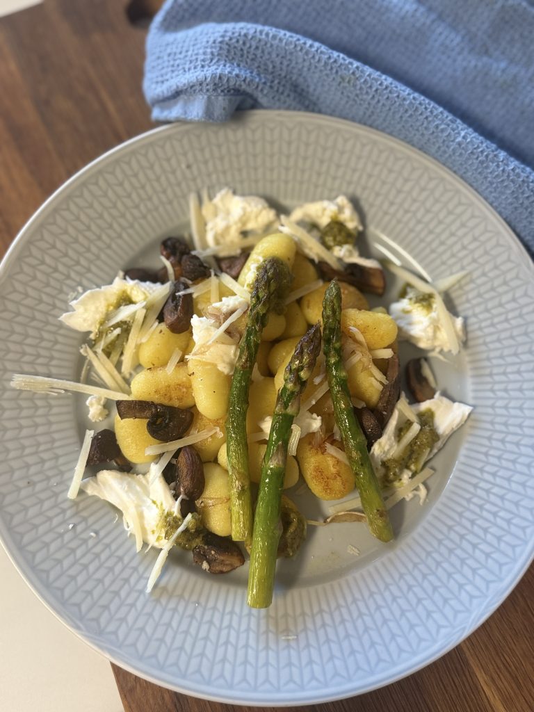 Krispig gnocchi med sparris, champinjoner, mozzarella och pesto på toppen