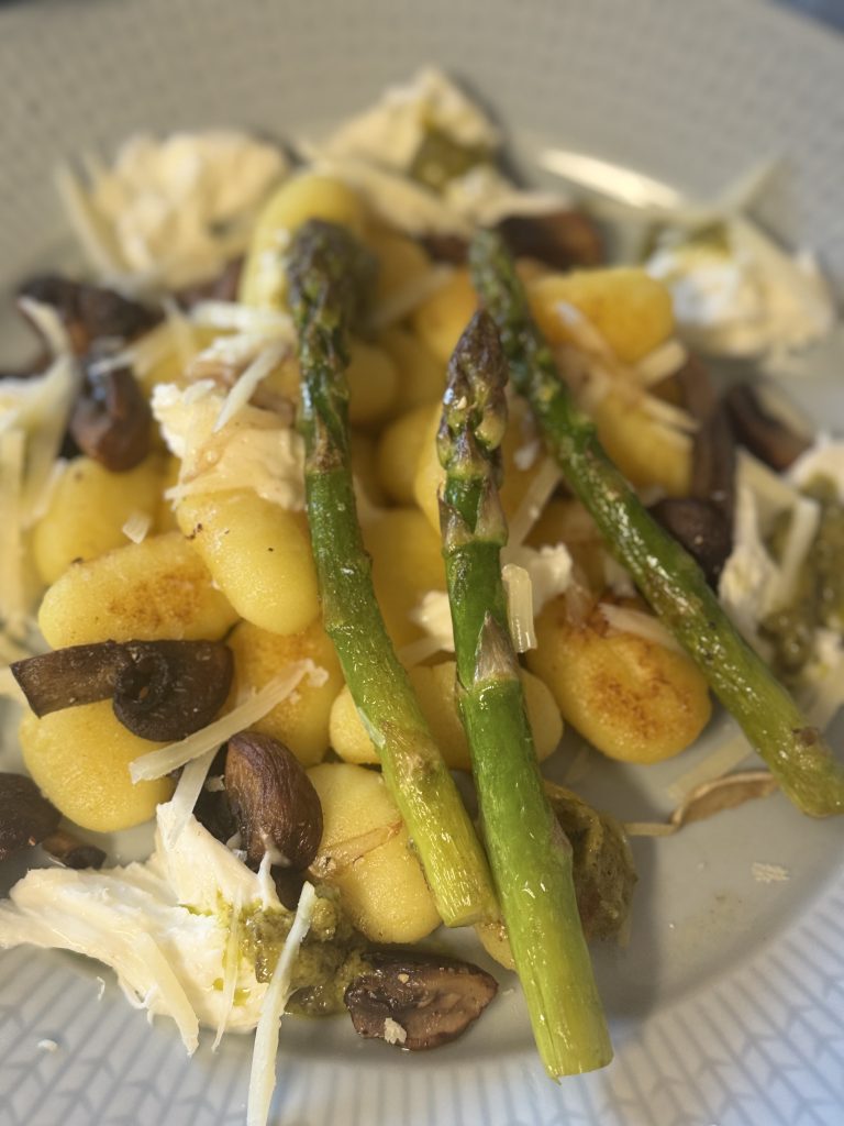 Krispig gnocchi med sparris, champinjoner, mozzarella och pesto på toppen